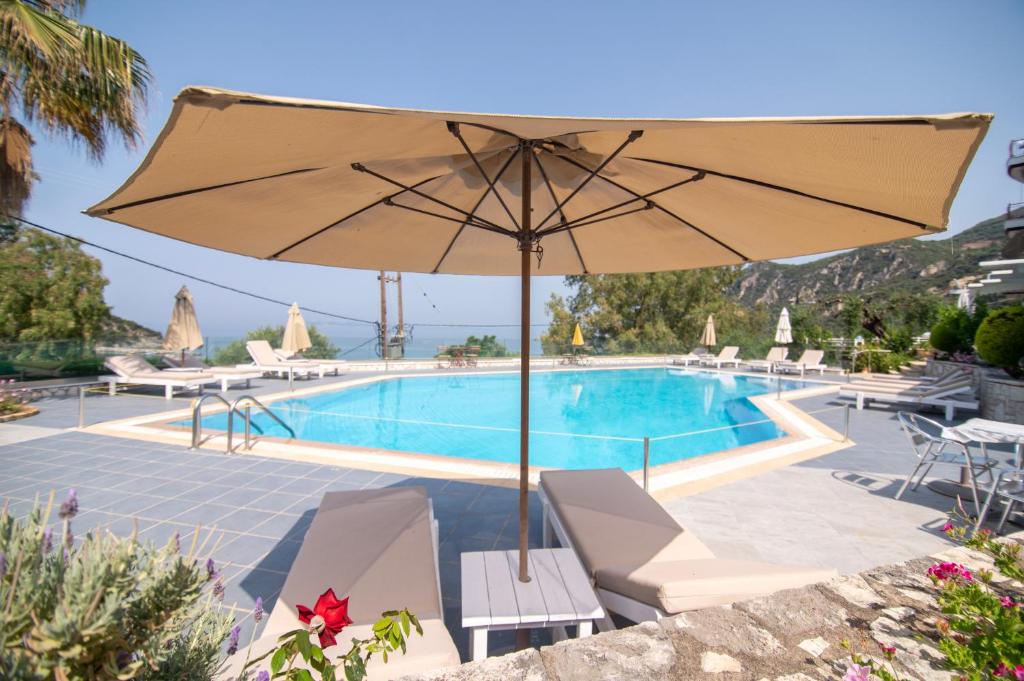 Bazén v ubytování hotelsunnybeachgr nebo v jeho okolí