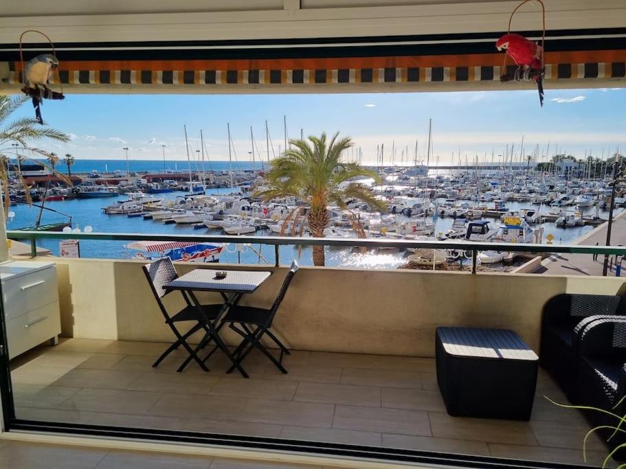 een balkon met uitzicht op een jachthaven bij Superbe Appartement Avec Magnifique Vue sur La mer in Saint-Cyprien