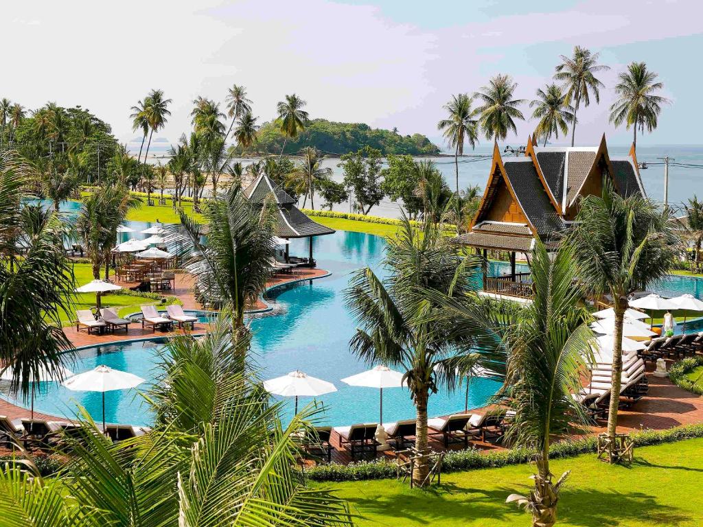 - une vue aérienne sur un complexe avec une piscine et des palmiers dans l'établissement Sofitel Krabi Phokeethra Golf and Spa Resort, à Klong Muang Beach