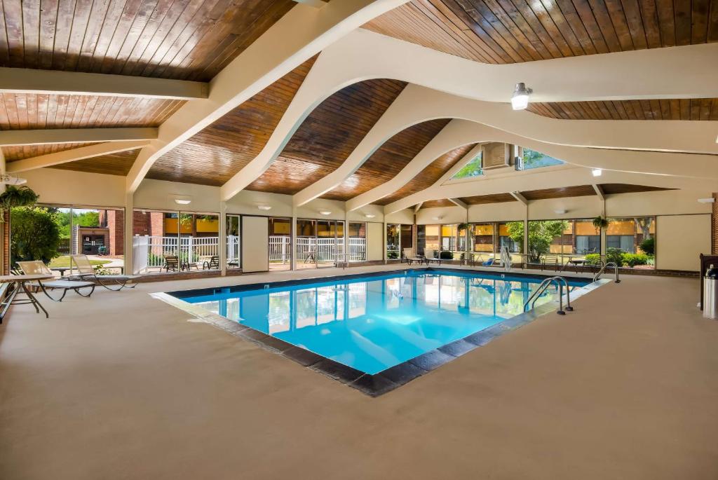 蓋爾斯堡的住宿－大草原會議中心貝斯特韋斯特酒店，大型建筑中的室内游泳池,拥有大型天花板