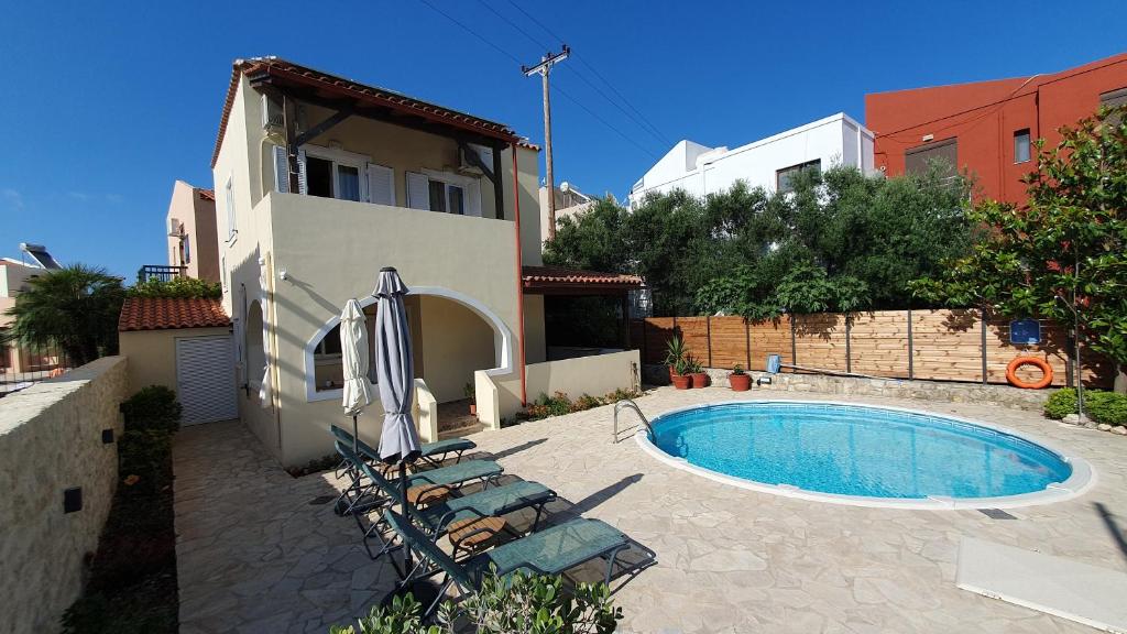 una villa con piscina y una casa en Villa Elaia, en Almyrida