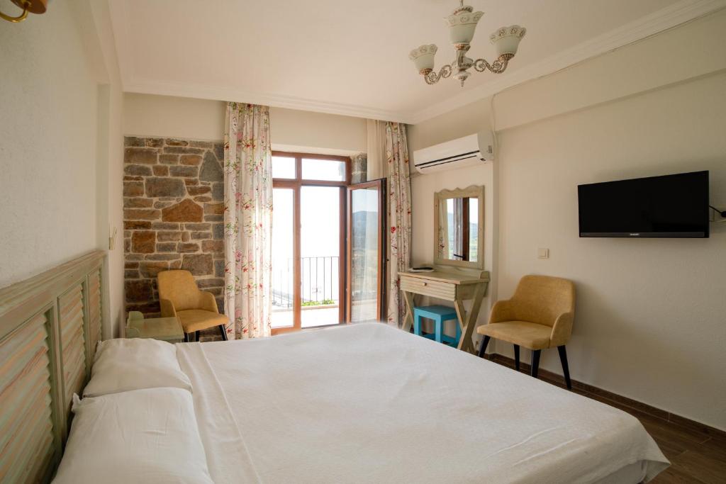 Postel nebo postele na pokoji v ubytování Yakamoz Hotel Gökçeada
