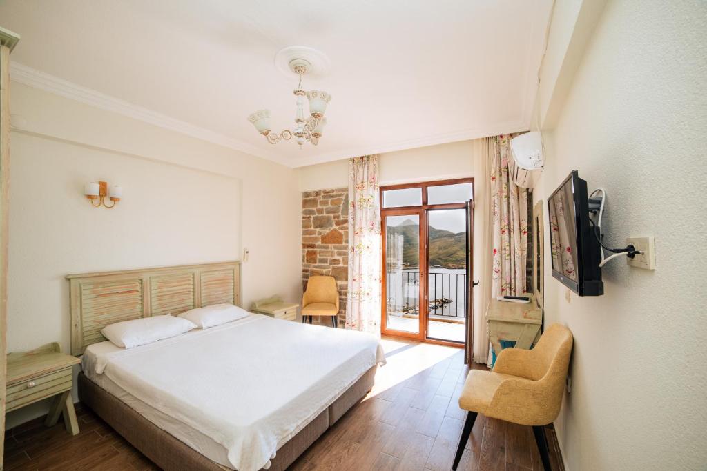 Postel nebo postele na pokoji v ubytování Yakamoz Hotel Gökçeada