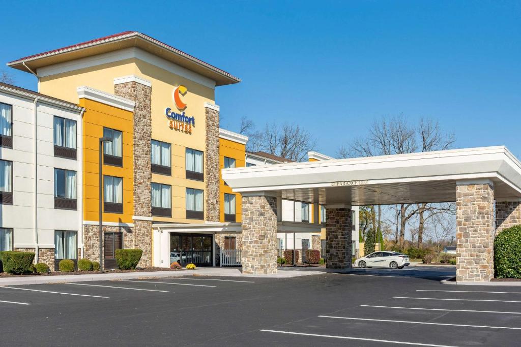 un hotel con un coche aparcado en un aparcamiento en Comfort Suites Amish Country, en Lancaster