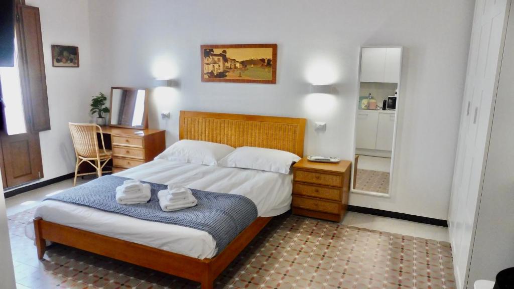 a bedroom with a bed with two towels on it at Monolocale a pochi passi dal mare in Portoscuso