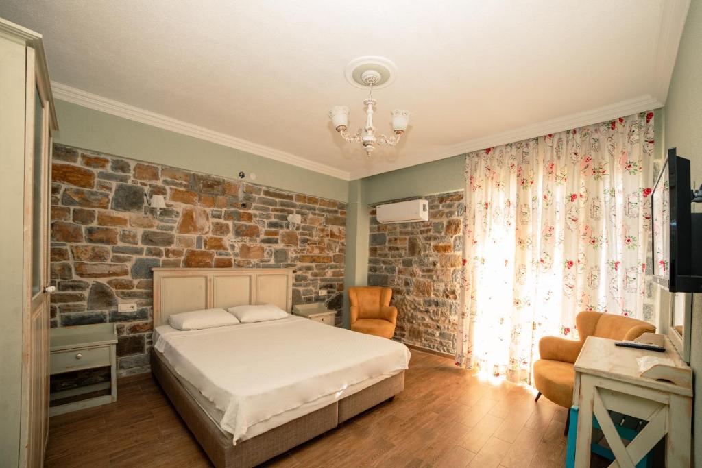 Postel nebo postele na pokoji v ubytování Yakamoz Hotel Gökçeada