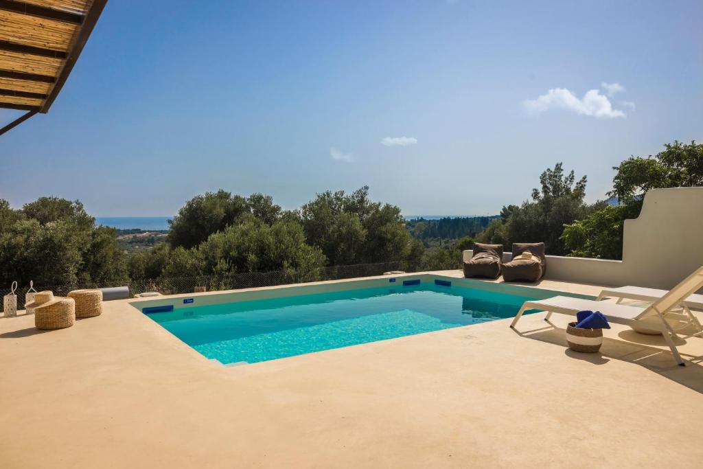 a swimming pool in the backyard of a villa at Villa Marta in Chavriáta