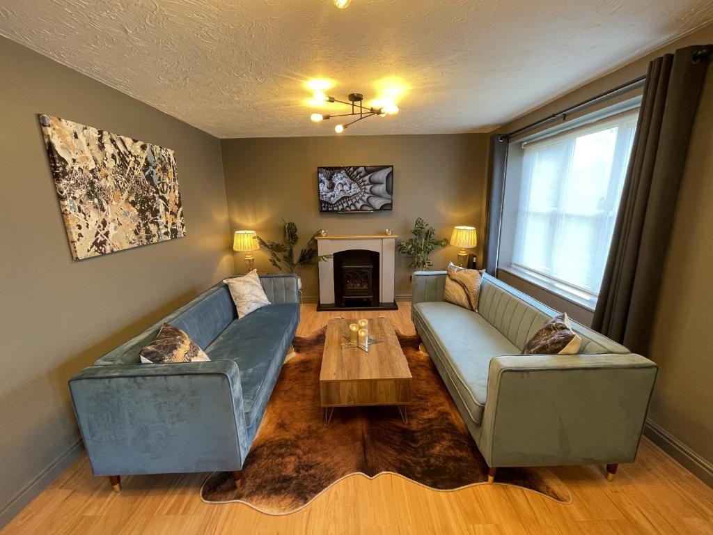a living room with two couches and a coffee table at No50 - 2-bed Boutique Apartment - Hosted by Hutch Lifestyle in Leamington Spa