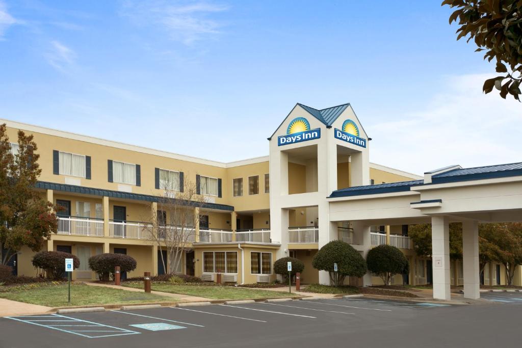 una representación de la parte delantera de un hotel en Days Inn by Wyndham Chattanooga/Hamilton Place, en Chattanooga