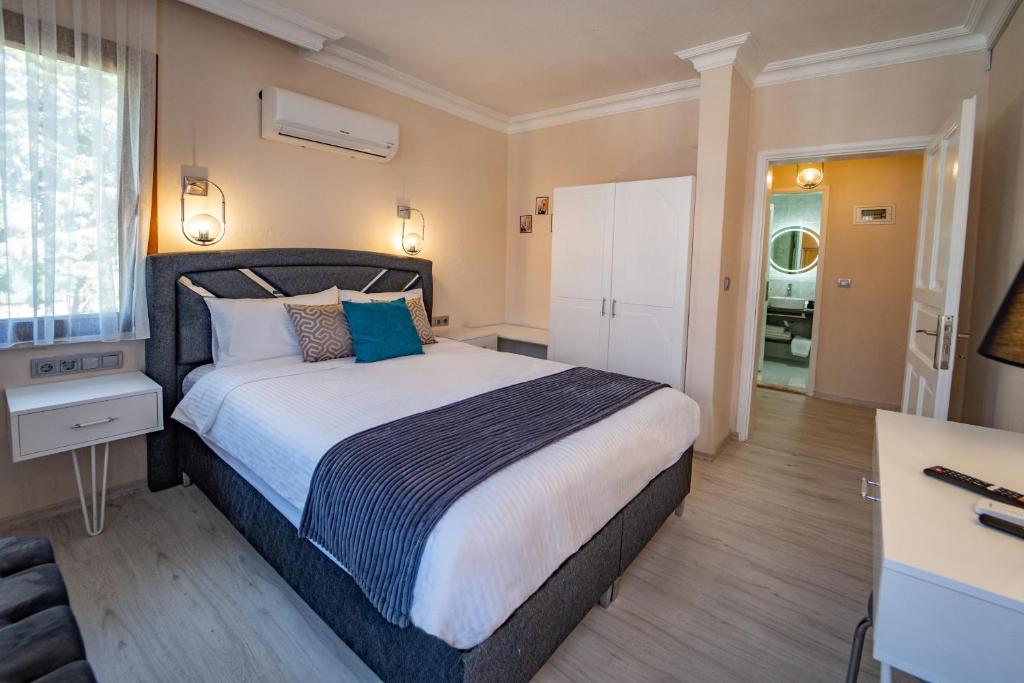 Postel nebo postele na pokoji v ubytování Carrington Suites