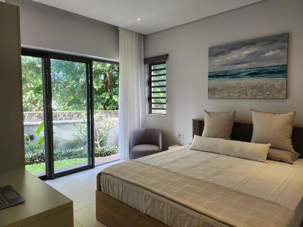 格兰贝伊Soleia 3 in Mauritius的一间带床的卧室，可欣赏海景