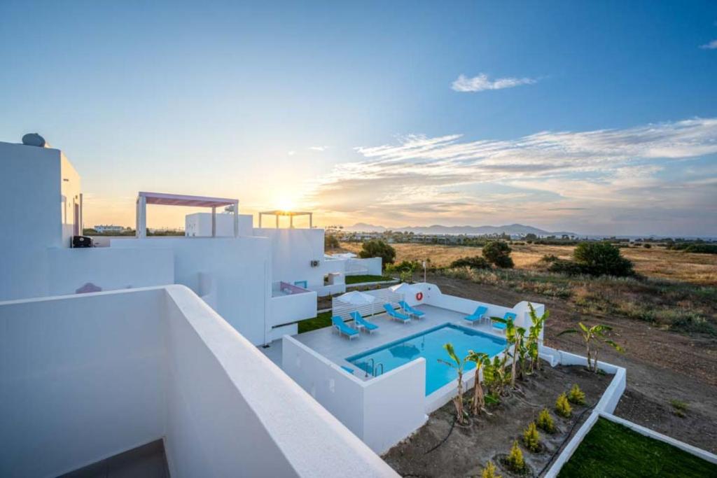Bazén v ubytování Xenos Villa 5 with a Private pool near the sea nebo v jeho okolí