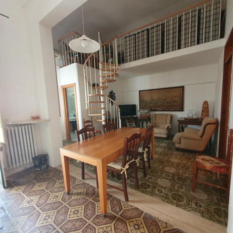- une salle à manger avec une table et des chaises en bois dans l'établissement Dalla zia Maristella, à Novoli