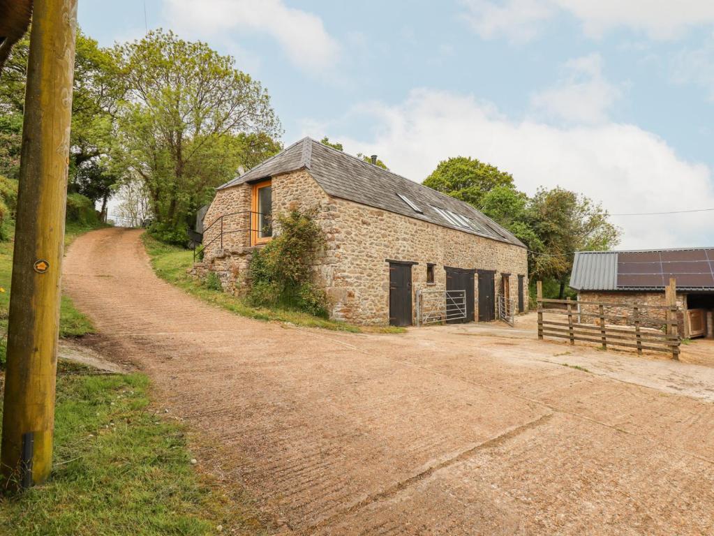 an old stone barn on a dirt road at The Coach House at Thorn Farm in Exeter