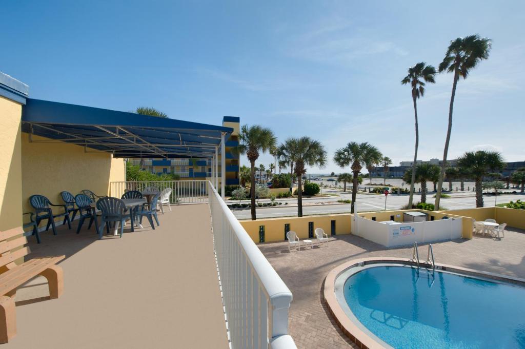 Der Swimmingpool an oder in der Nähe von Days Inn by Wyndham Cocoa Beach Port Canaveral