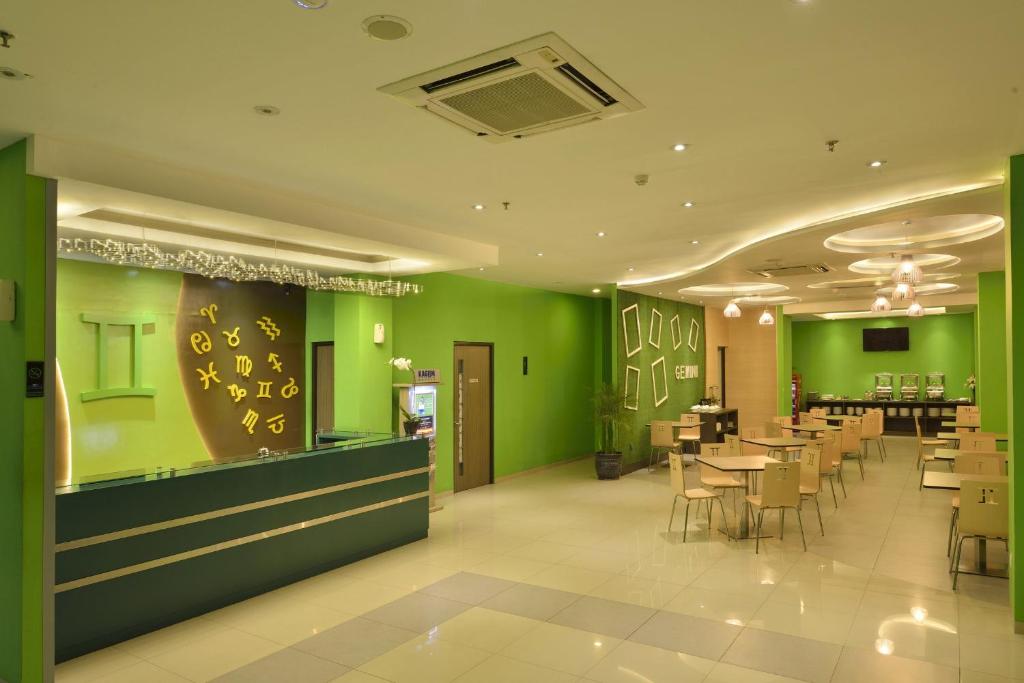 Restaurace v ubytování Zodiak MT Haryono by KAGUM Hotels