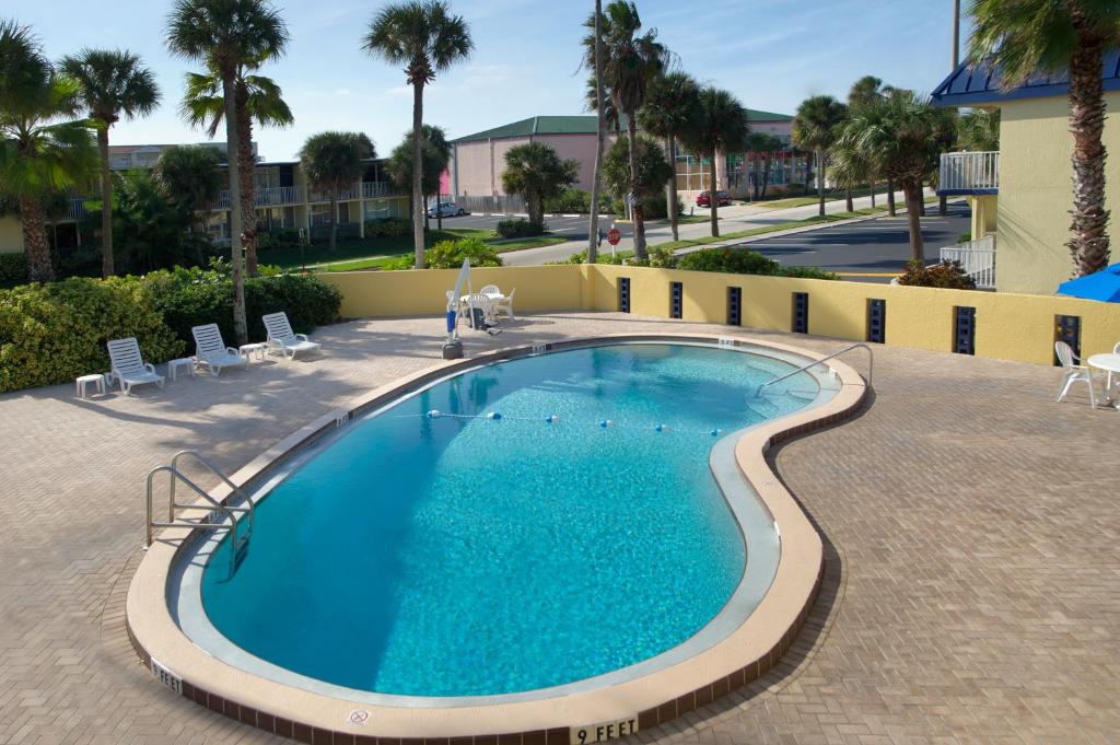 Der Swimmingpool an oder in der Nähe von Days Inn by Wyndham Cocoa Beach Port Canaveral