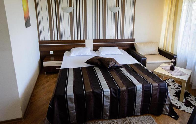 Postel nebo postele na pokoji v ubytování Sunrise Hotel