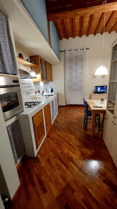 una cocina con una mesa y una estufa horno superior en La casa di Aaron, en Montevarchi