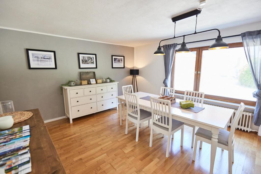una cucina e una sala da pranzo con tavolo e sedie di Ferienwohnung Hubert a Rottach-Egern