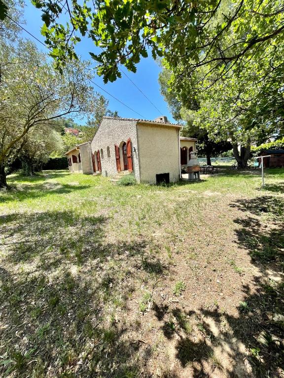 une ancienne maison dans un champ arboré dans l'établissement Maison de Mireille et Bernard, au Beausset