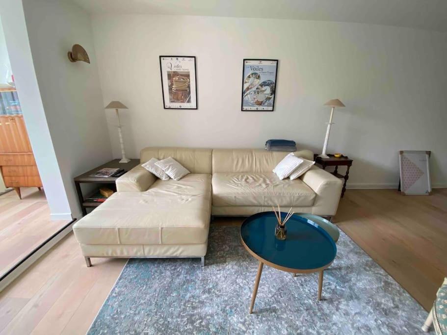 un salon avec un canapé et une table dans l'établissement Appartement Saint Antoine - Centre Ville, à Saint-Tropez