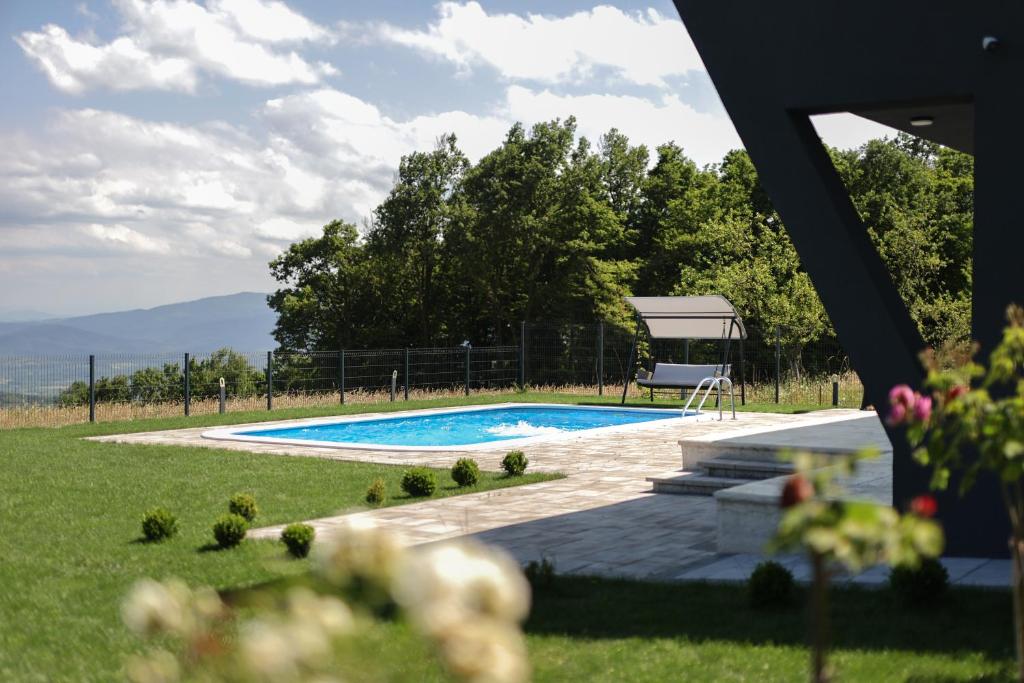 Gračanica的住宿－Vila Panorama，庭院内的游泳池