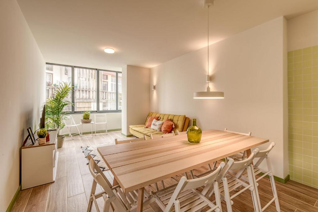 - une salle à manger avec une table et des chaises en bois dans l'établissement Travel and Live Apartments, à Porto