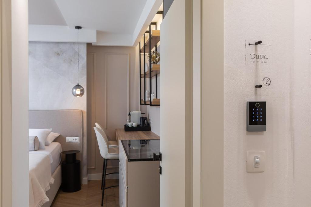 Postel nebo postele na pokoji v ubytování Luxury rooms Le Prestige Few Minutes from Split's Iconic Waterfront