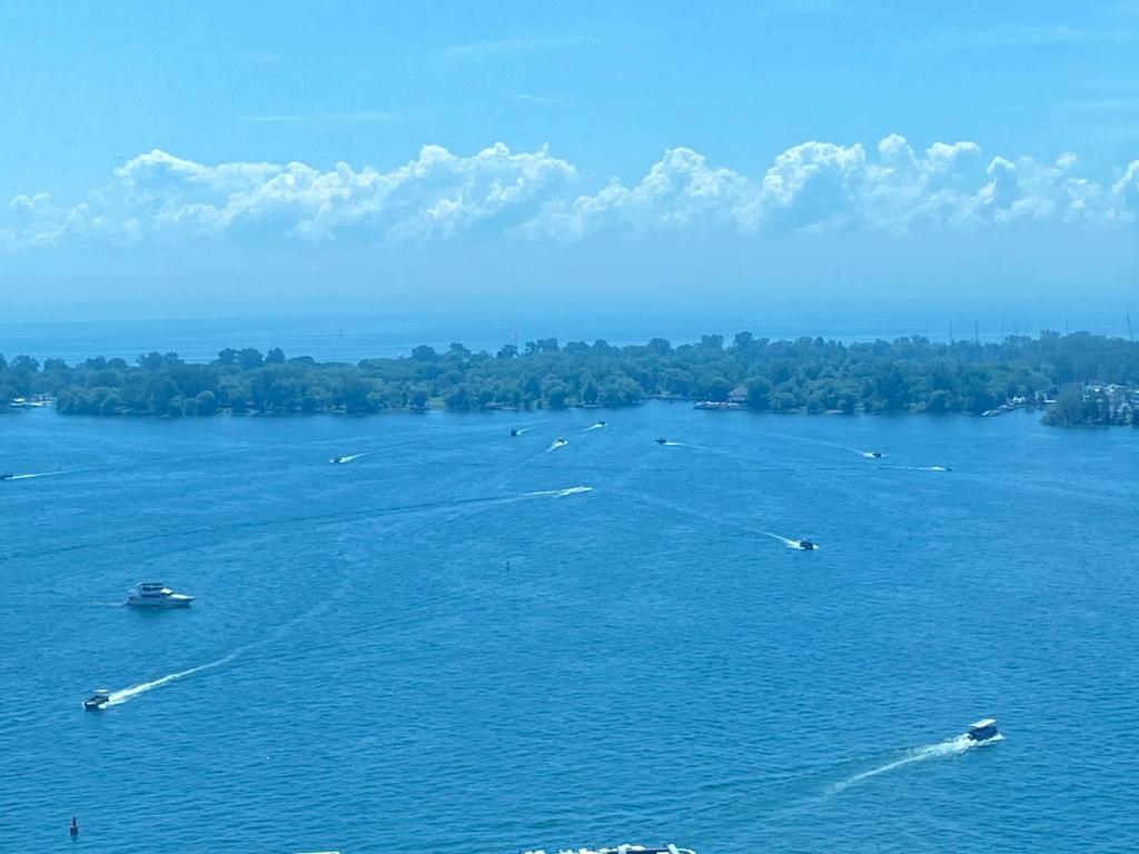 ein großer Wasserkörper mit Booten darin in der Unterkunft Million dollar lake view - 2 bedroom Cando across the lake with stunning lake view in Toronto