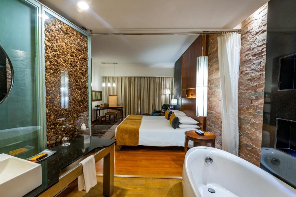 Postel nebo postele na pokoji v ubytování O Hotel Pune
