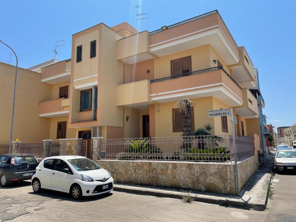 un coche blanco estacionado frente a una casa en Casa Leonardo, en Monteroni di Lecce