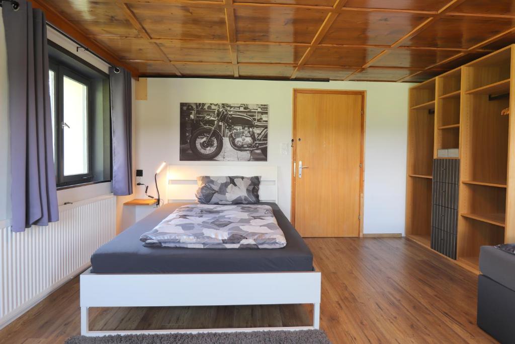 Postel nebo postele na pokoji v ubytování Hus8 Krumbach