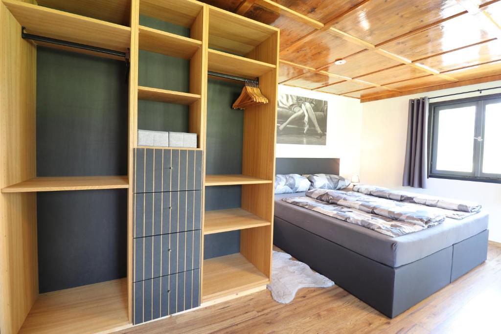 Postel nebo postele na pokoji v ubytování Hus8 Krumbach