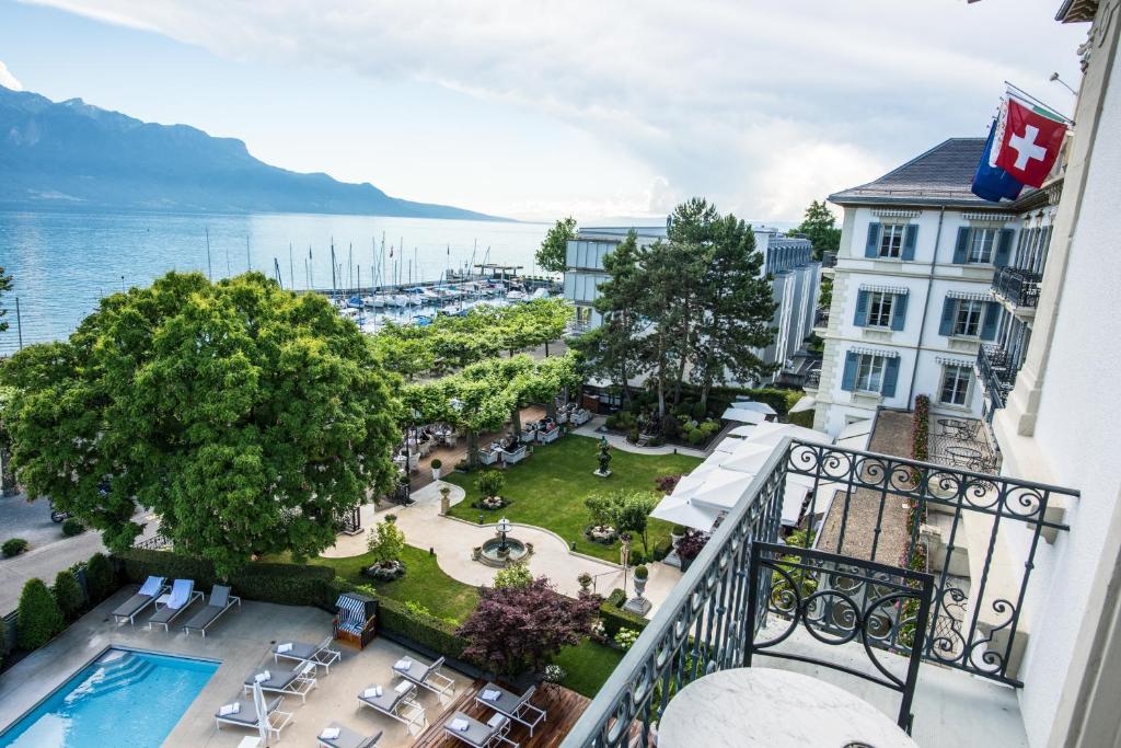 z balkonu hotelu z basenem w obiekcie Grand Hotel du Lac - Relais & Châteaux w mieście Vevey