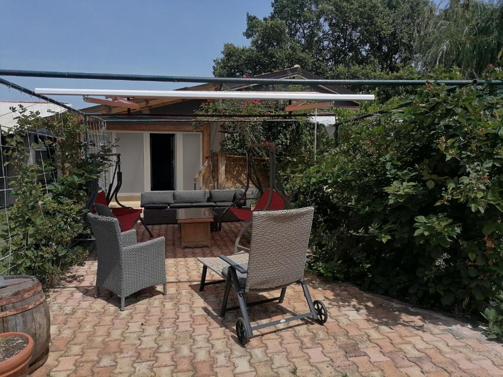 d'une terrasse avec des chaises et un canapé dans l'arrière-cour. dans l'établissement Valle Verde, à Vinkuran