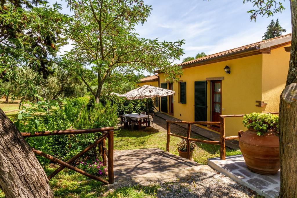 a view of the house from the garden at Margherita - Agriturismo La Fattoria in Grosseto