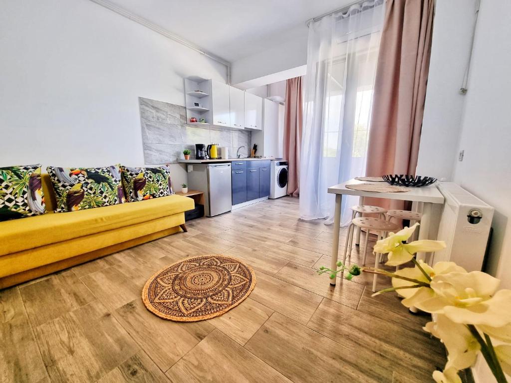 SevenEleven Apartments - King Studio With Sofa Bed