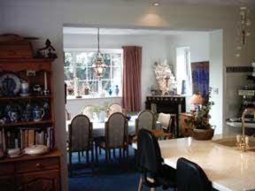 sala de estar con mesa y sillas y comedor en Waratah Lodge, en South Hayling