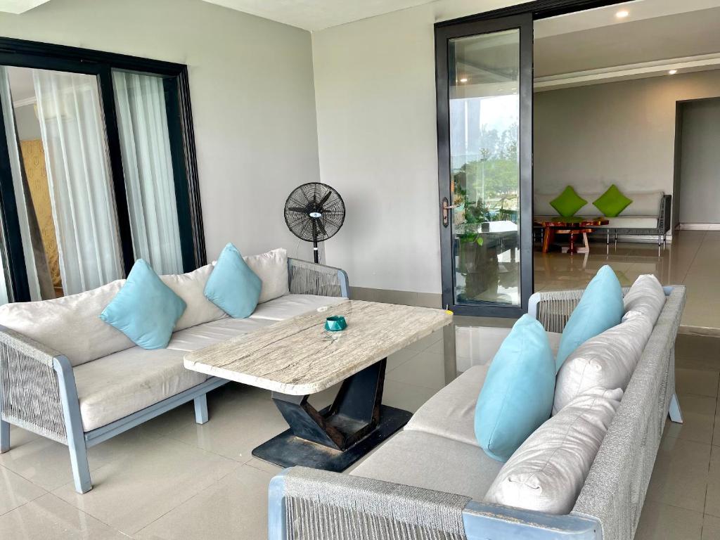 una sala de estar con un sofá y una mesa en Nice Oasky Vung Tau Apartment 88, en Vung Tau