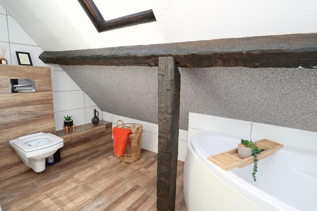 La salle de bains est pourvue de toilettes et d'un lavabo. dans l'établissement Eastbourne Haven, à Eastbourne