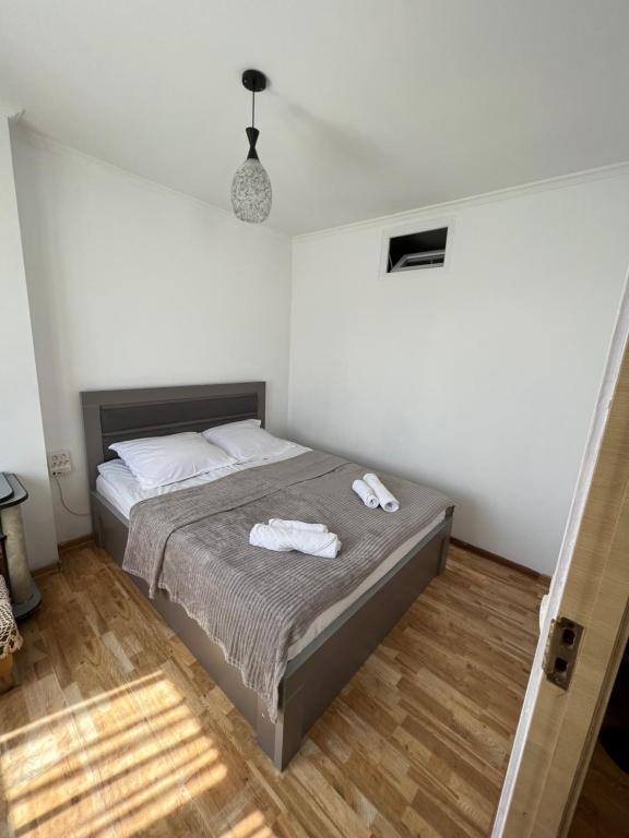 - une chambre avec un lit et 2 serviettes dans l'établissement Apartment in Mestia, à Mestia
