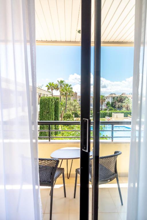 Bazén v ubytovaní Hotel Bahia Pollensa alebo v jeho blízkosti