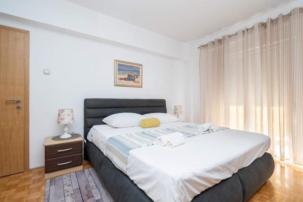 - une chambre avec un grand lit et une fenêtre dans l'établissement Apartment Paula, à Zadar