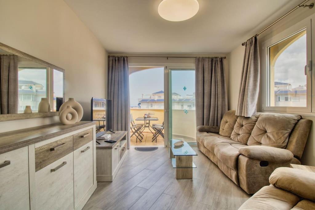 een woonkamer met een bank en een tafel bij Duplex Paradise Parque Tropical 1 Los Cristianos in Los Cristianos