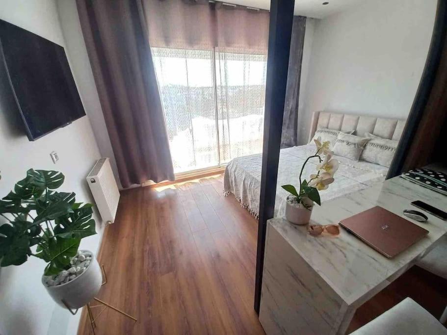 um quarto com uma cama e uma mesa com um espelho em Lilia's house Al Kantaoui em Sousse