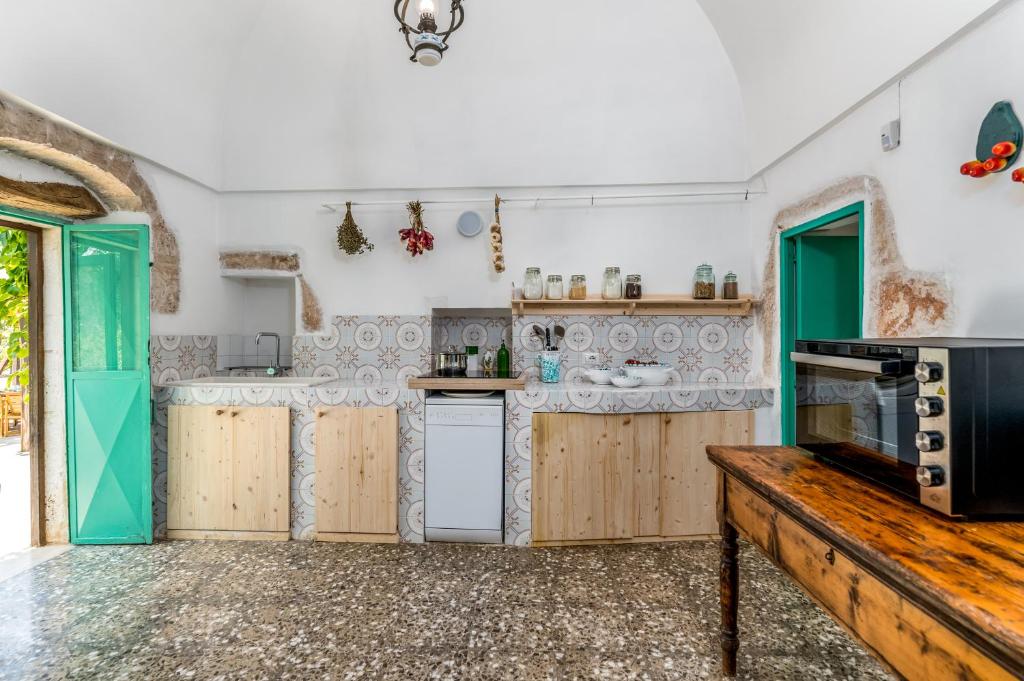 A kitchen or kitchenette at Masseria Bel Cortile - Ostuni