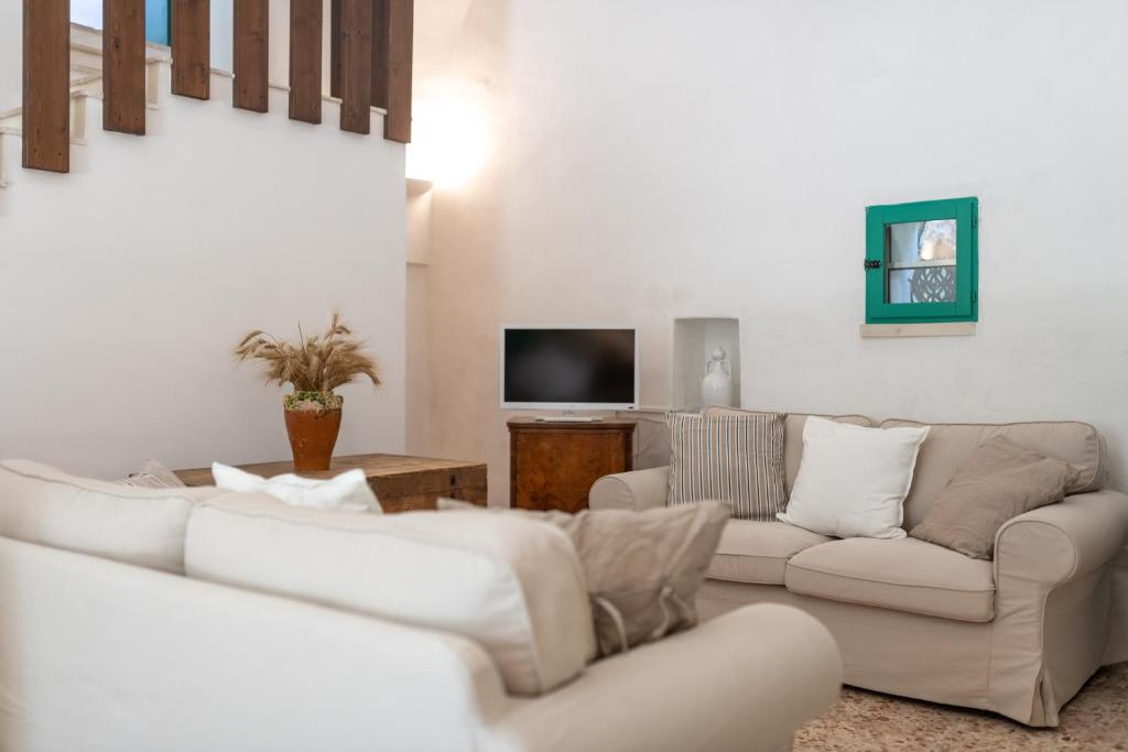 A television and/or entertainment centre at Masseria Bel Cortile - Ostuni
