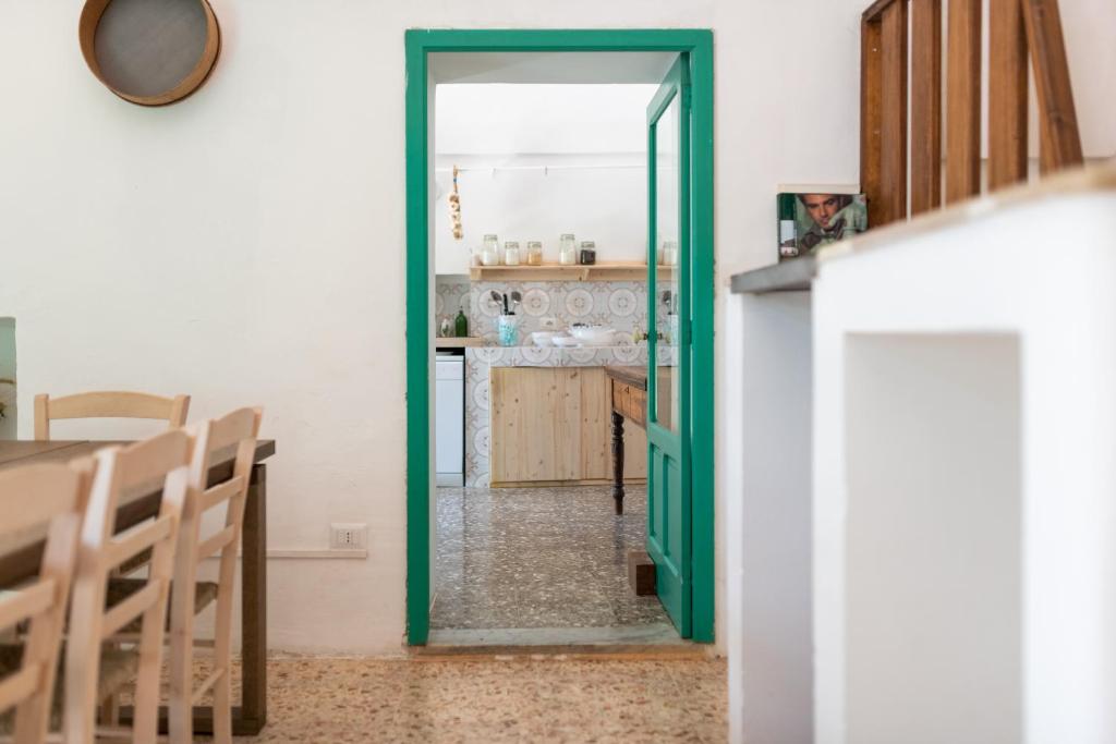 A kitchen or kitchenette at Masseria Bel Cortile - Ostuni