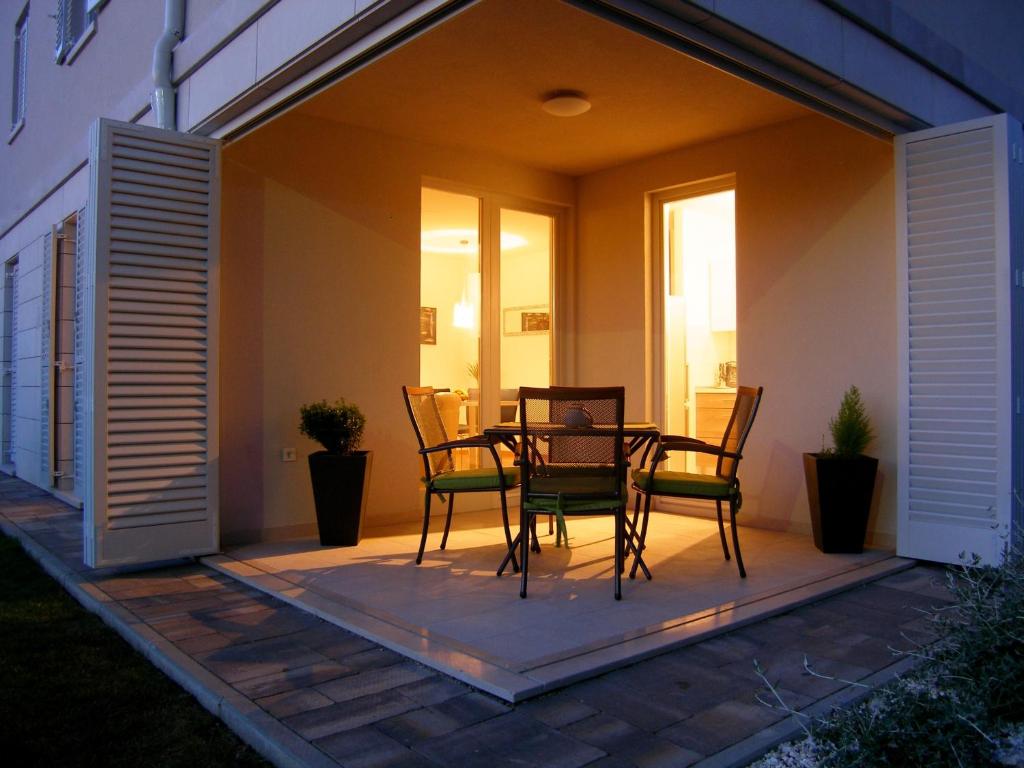 eine Terrasse mit einem Tisch und Stühlen darauf in der Unterkunft Momentum Apartment in Split